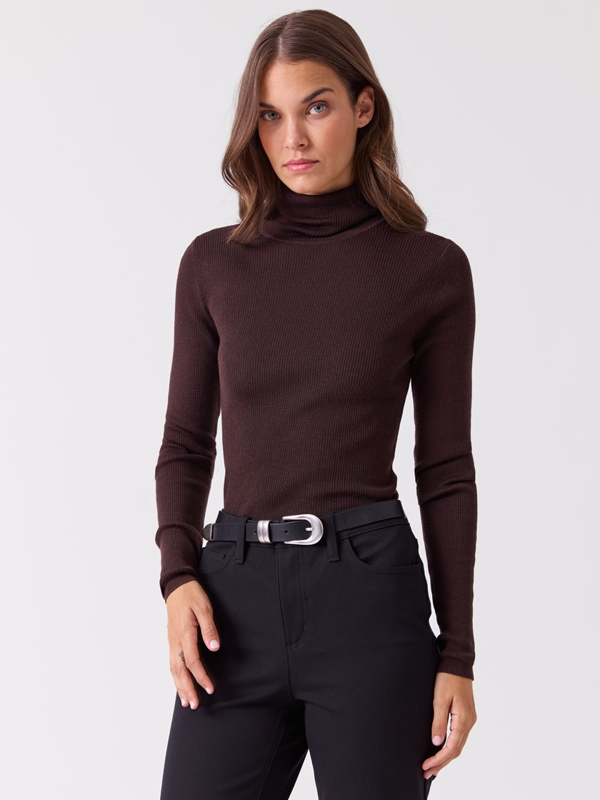 7515989 AIN 7515989_AIN-BLU-A26-Modell-Front_chn=vic_5995_Mia rib polo AIN.jpg_Front