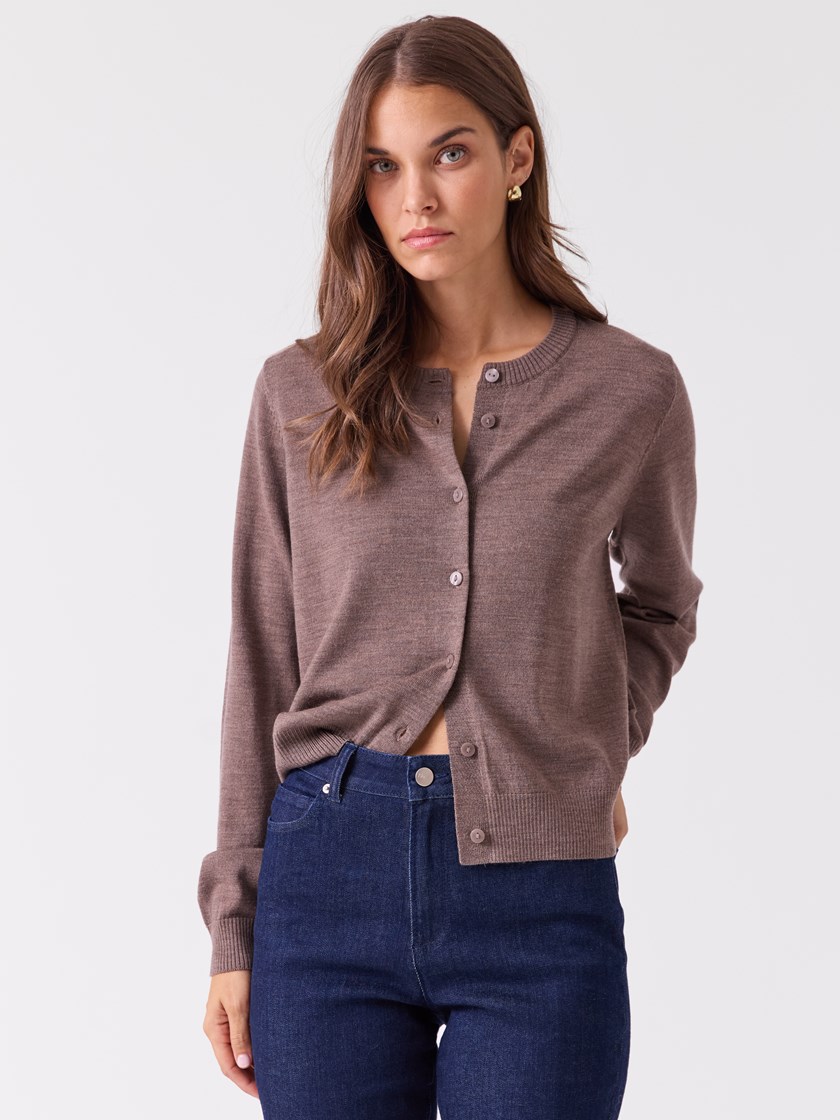 7515991 AHH 7515991_AHH-BLU-A26-Modell-Front_chn=vic_3593_Sofie merinocardigan AHH.jpg_Front