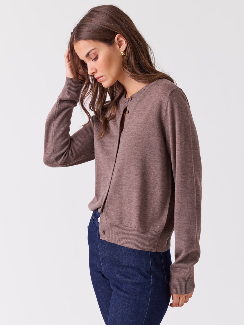 7515991 AHH 7515991_AHH-BLU-A26-Modell-Front_chn=vic_4397_Sofie merinocardigan AHH.jpg_Front