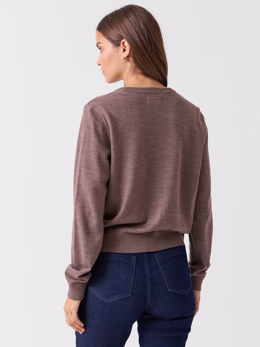 7515991 AHH 7515991_AHH-BLU-A26-Modell-Front_chn=vic_796_Sofie merinocardigan AHH.jpg_Front
