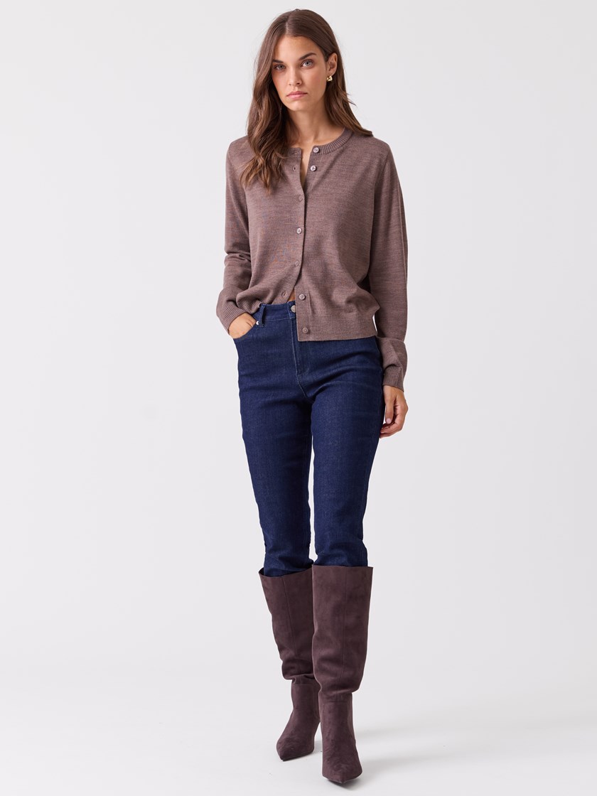 7515991 AHH 7515991_AHH-BLU-A26-Modell-Front_chn=vic_9024_Sofie merinocardigan AHH.jpg_Front