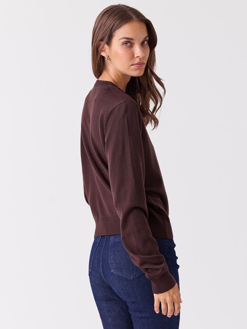 7515991 AIN 7515991_AIN-BLU-A26-Modell-Front_chn=vic_1856_Sofie merinocardigan AIN.jpg_Front