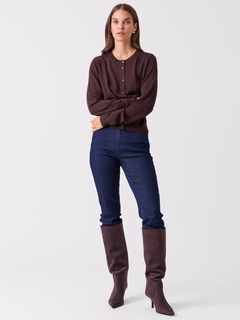 7515991 AIN 7515991_AIN-BLU-A26-Modell-Front_chn=vic_2981_Sofie merinocardigan AIN.jpg_Front
