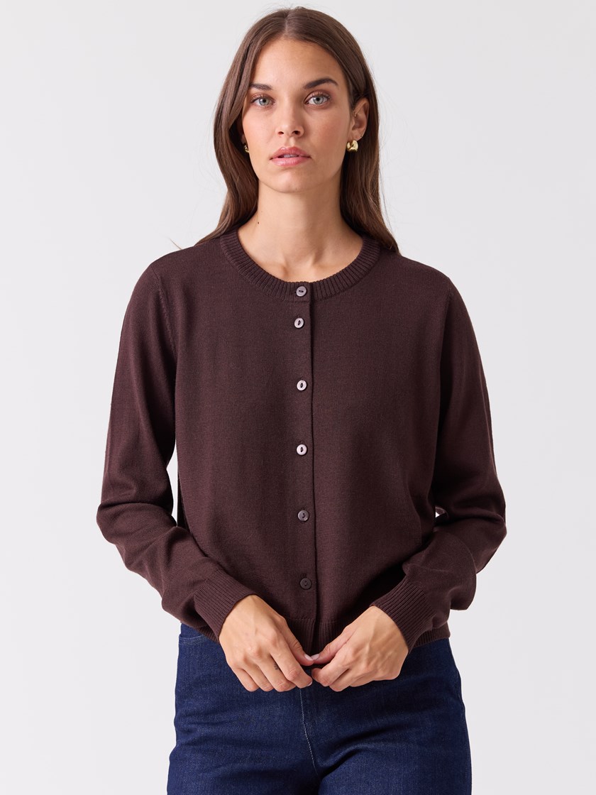 7515991 AIN 7515991_AIN-BLU-A26-Modell-Front_chn=vic_4334_Sofie merinocardigan AIN.jpg_Front