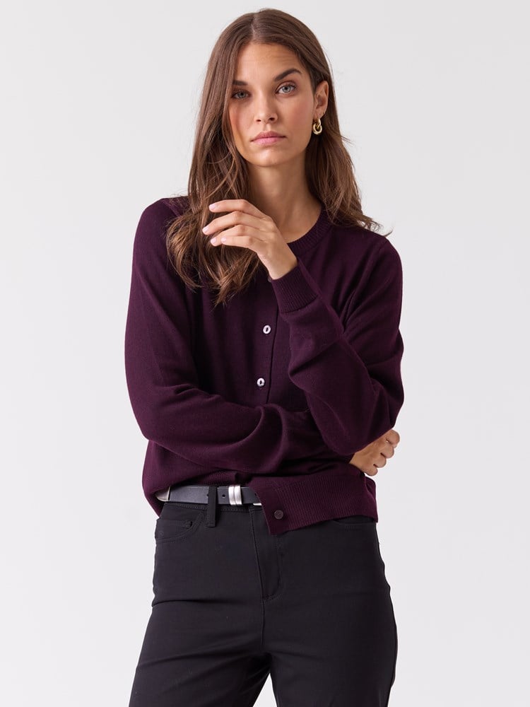 Sofie merinocardigan 7515991_I7V-BLU-A26-Modell-Front_chn=vic_4678_Sofie merinocardigan I7V.jpg_Front