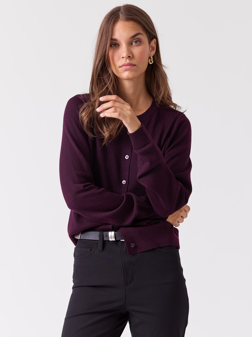 7515991 I7V 7515991_I7V-BLU-A26-Modell-Front_chn=vic_4678_Sofie merinocardigan I7V.jpg_Front
