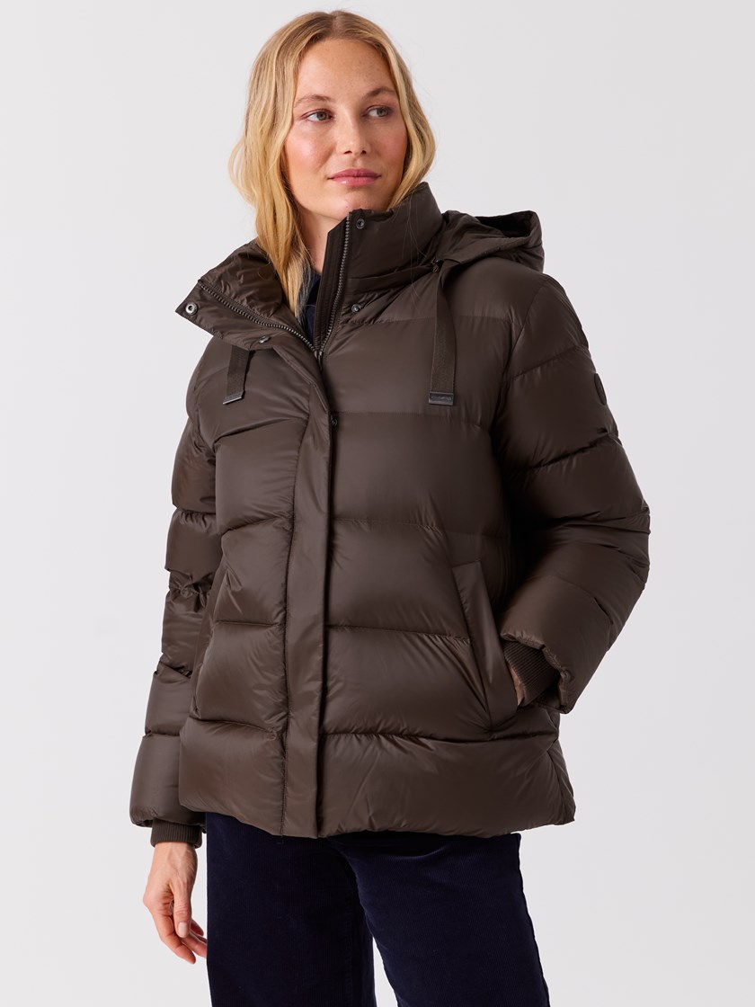 7516030 GU3 7516030_GU3-MELL-A26-Modell-Front_chn=vic_8424_Rikke dunjakke GU3.jpg_Front||Front