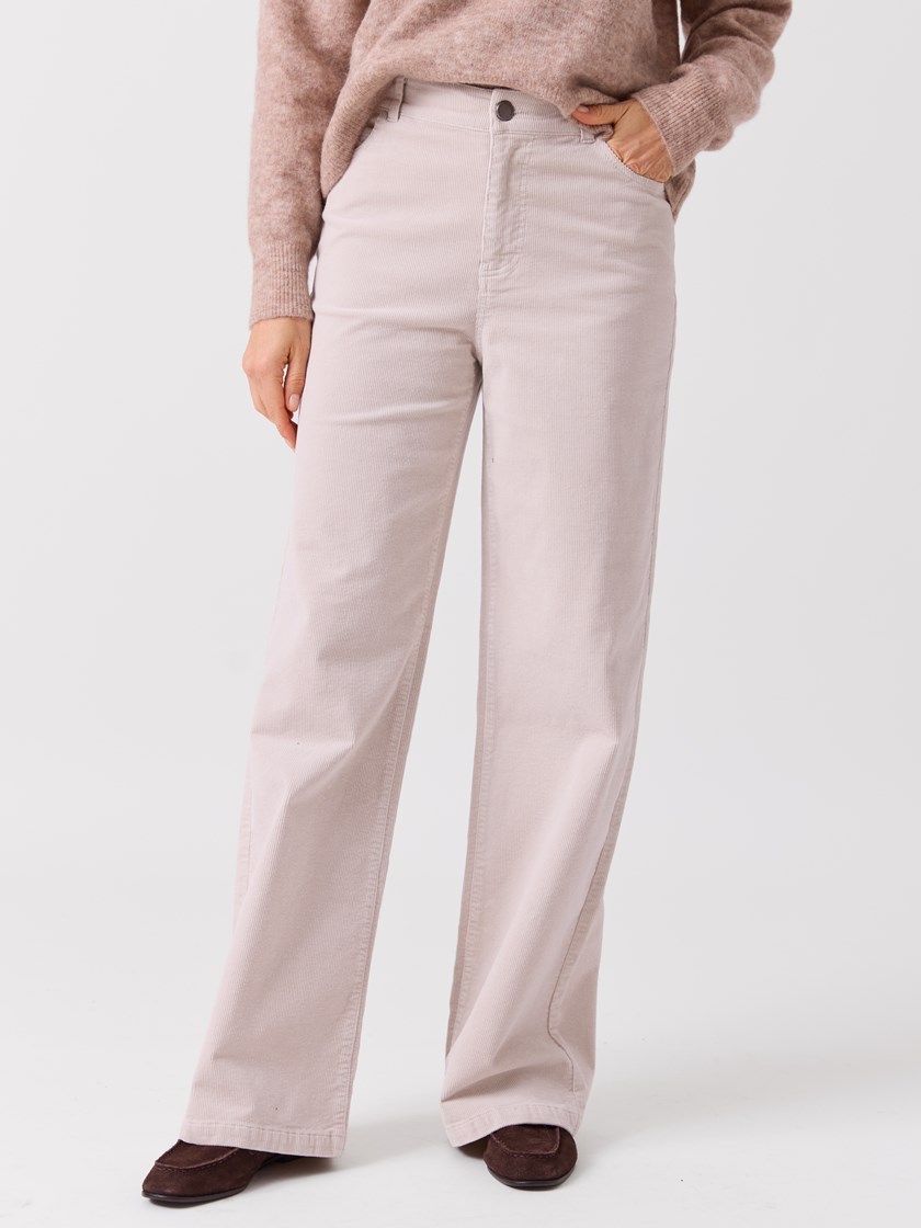 7516111 I3D 7516111_I3D-MELL-A26-Modell-Front_chn=vic_4816_Wilma cord bukse I3D.jpg_Front||Front