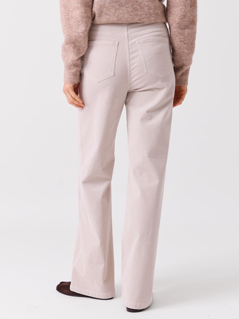 7516111 I3D 7516111_I3D-MELL-A26-Modell-Front_chn=vic_673_Wilma cord bukse I3D.jpg_Front||Front