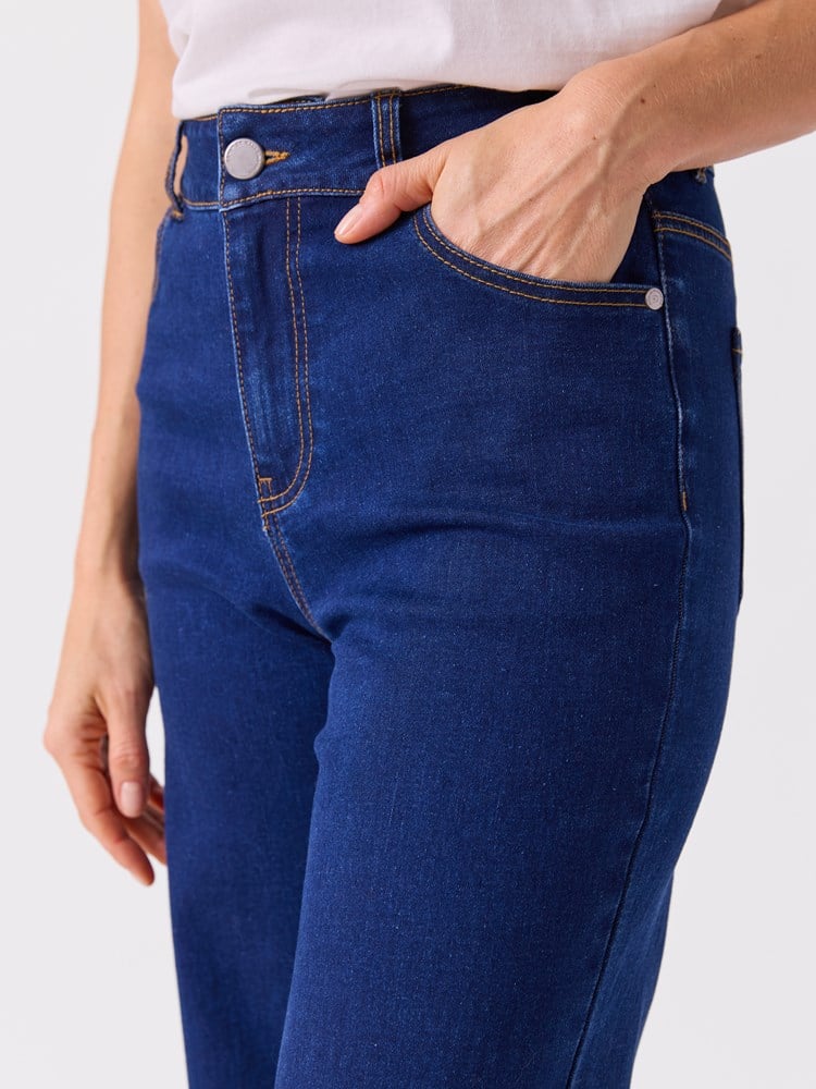 Wilma jeans 7516152_DAA-MELL-A26-Modell-Front_chn=vic_8510_Wilma jeans DAA.jpg_Front||Front