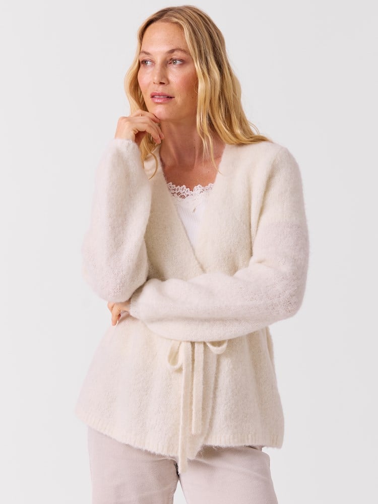 Maria strikkejakke 7516329_O79-MELL-A26-Modell-Front_chn=vic_3161_Maria strikkejakke O79.jpg_Front||Front