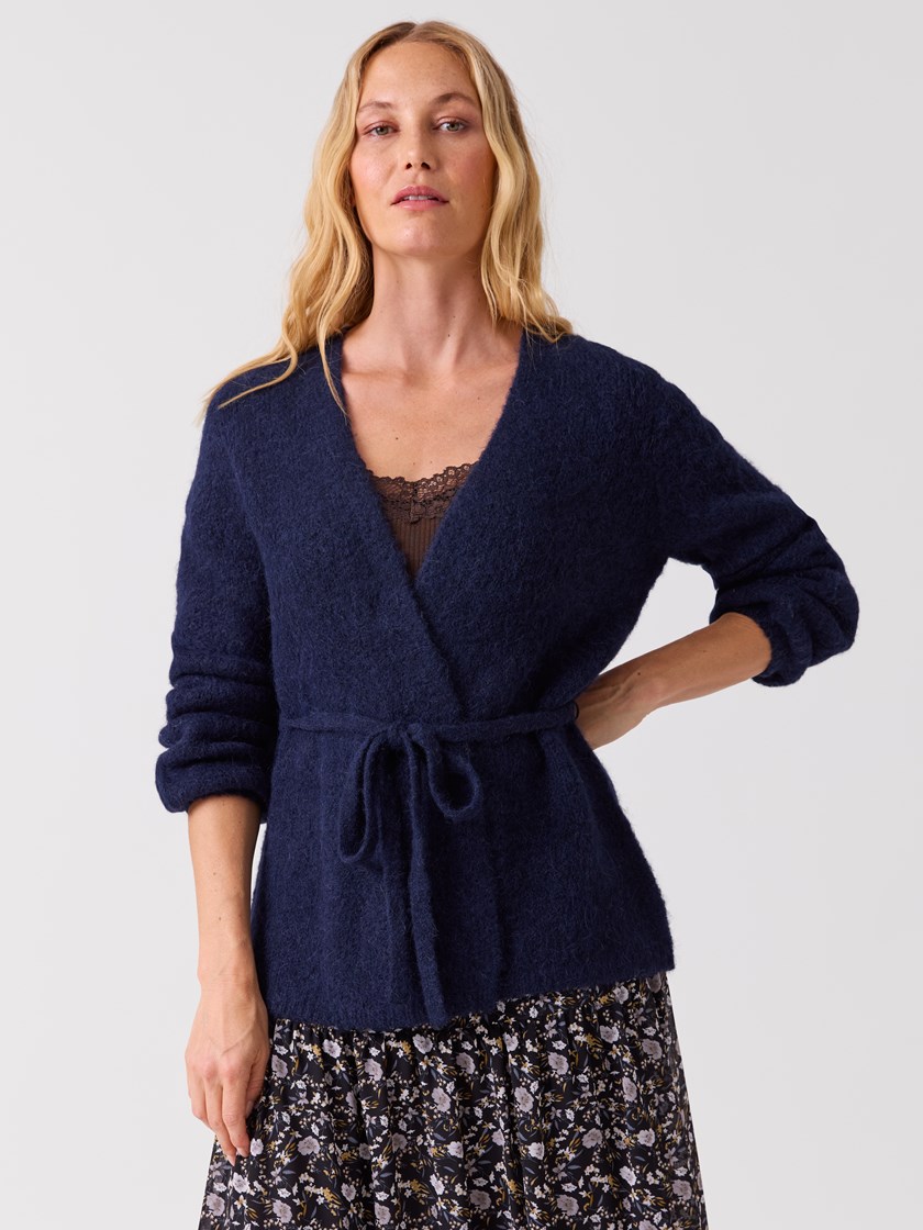 7516329 S28 7516329_S28-MELL-A26-Modell-Front_chn=vic_2546_Maria strikkejakke S28.jpg_Front||Front
