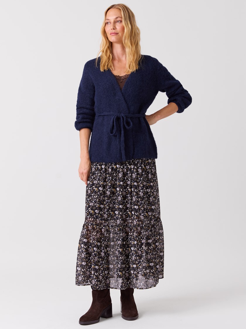 7516329 S28 7516329_S28-MELL-A26-Modell-Front_chn=vic_8650_Maria strikkejakke S28.jpg_Front||Front