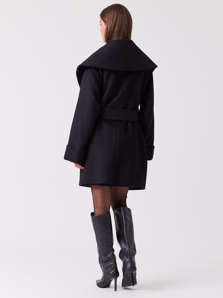 Estelle kåpe 7516350_ID2-BLU-A26-Modell-Front_chn=vic_4494_Estelle kåpe ID2.jpg_Front||Front