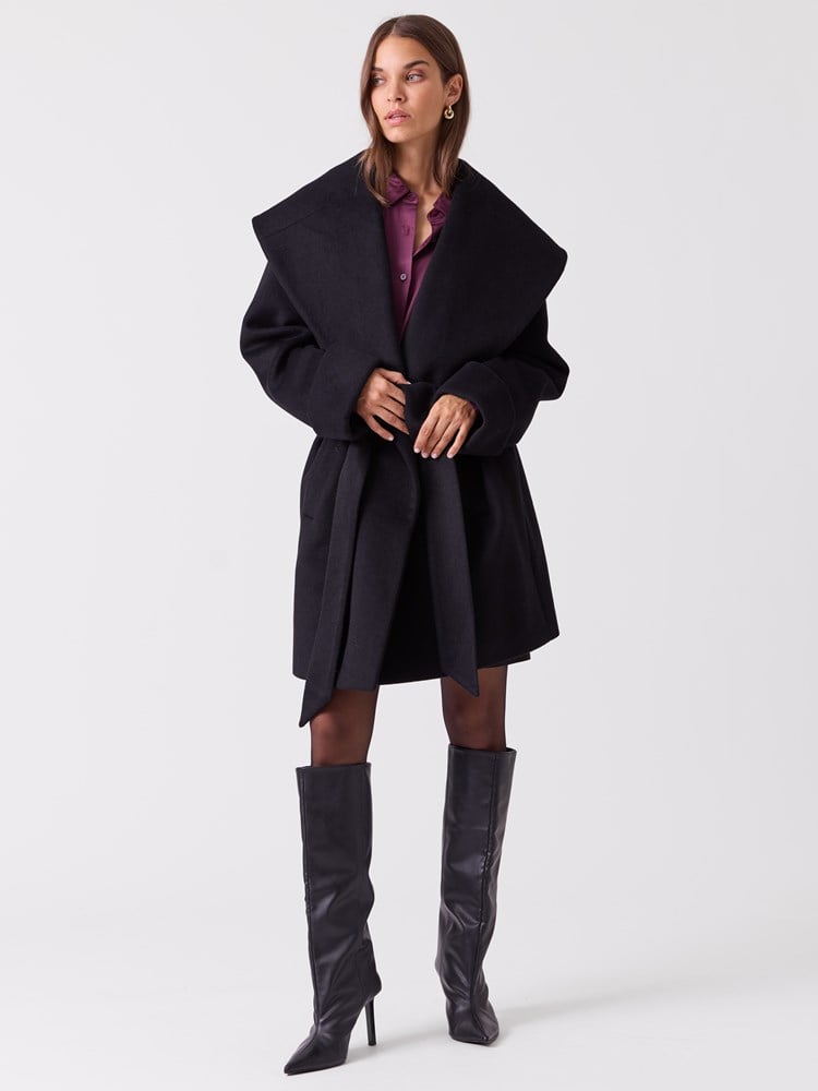 Estelle kåpe 7516350_ID2-BLU-A26-Modell-Front_chn=vic_8648_Estelle kåpe ID2.jpg_Front||Front