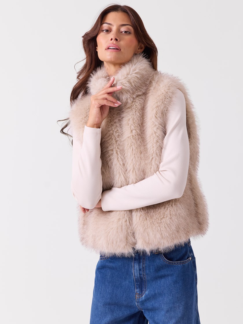 7516407 O79 7516407_O79-DONNA-A26-Modell-Front_chn=vic_1904_Isa pelsvest O79.jpg_Front||Front