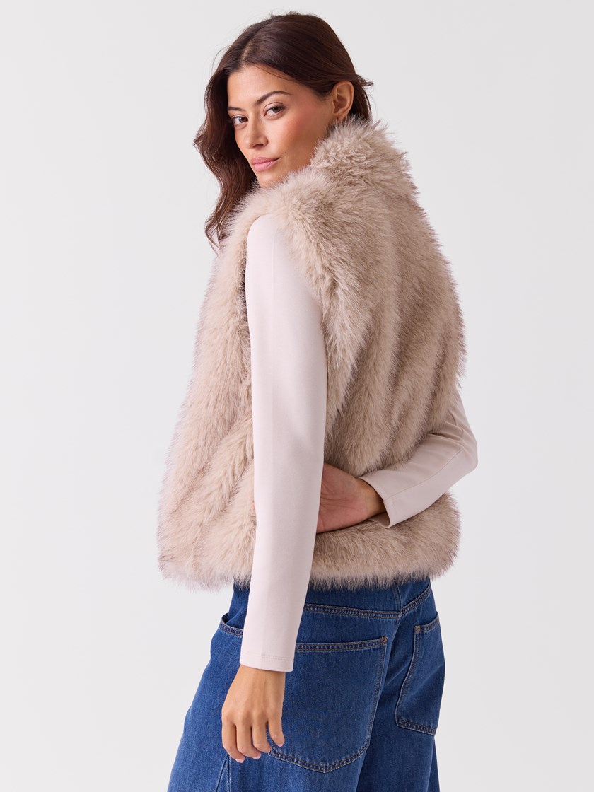 7516407 O79 7516407_O79-DONNA-A26-Modell-Front_chn=vic_2247_Isa pelsvest O79.jpg_Front||Front