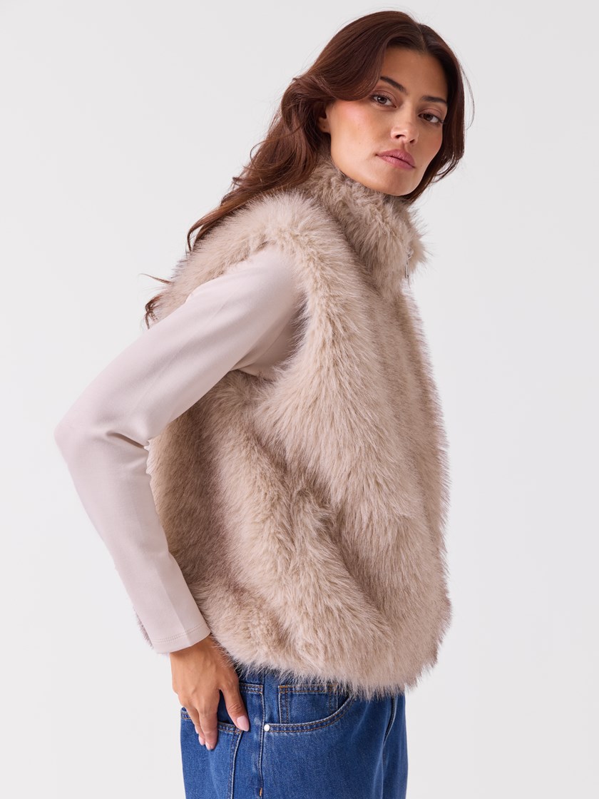7516407 O79 7516407_O79-DONNA-A26-Modell-Front_chn=vic_3243_Isa pelsvest O79.jpg_Front||Front