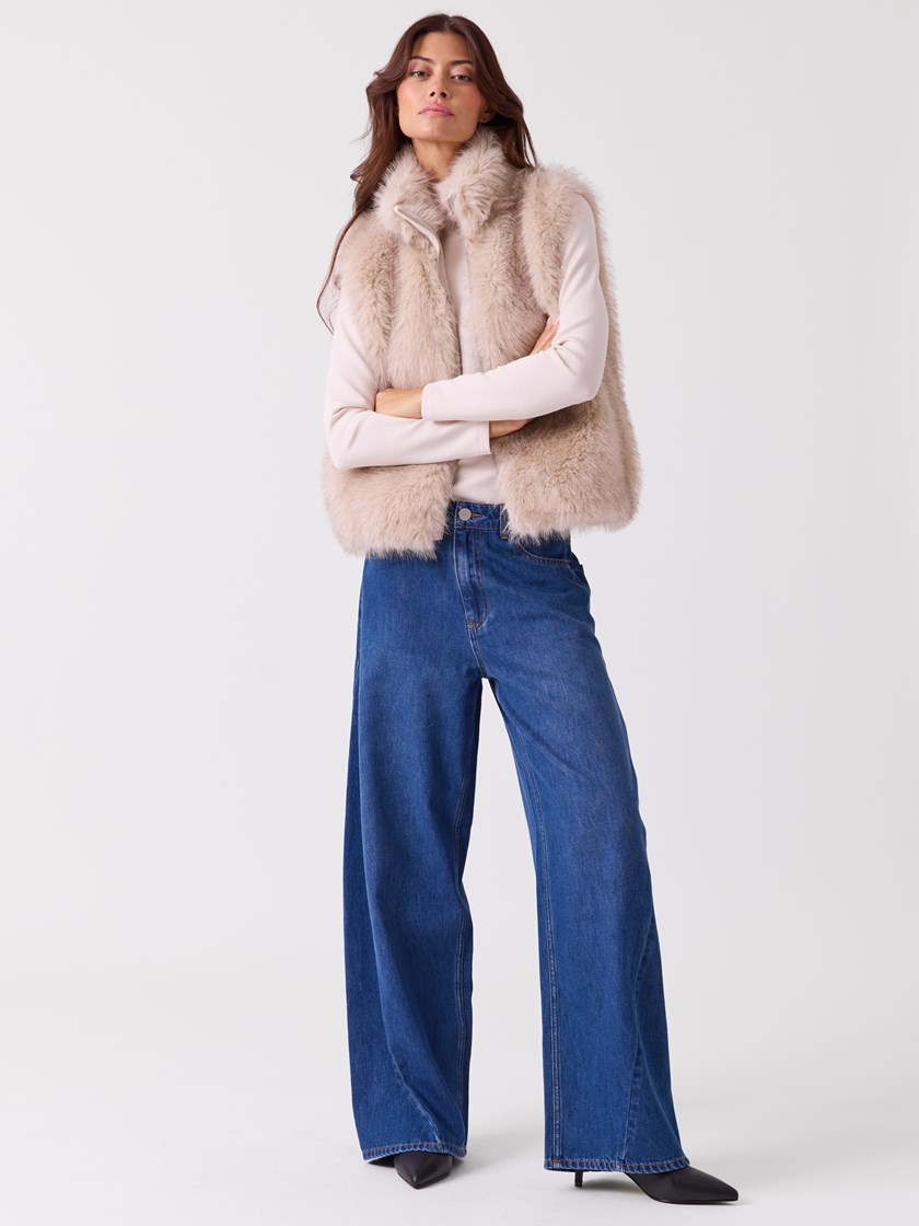 7516407 O79 7516407_O79-DONNA-A26-Modell-Front_chn=vic_9589_Isa pelsvest O79.jpg_Front||Front