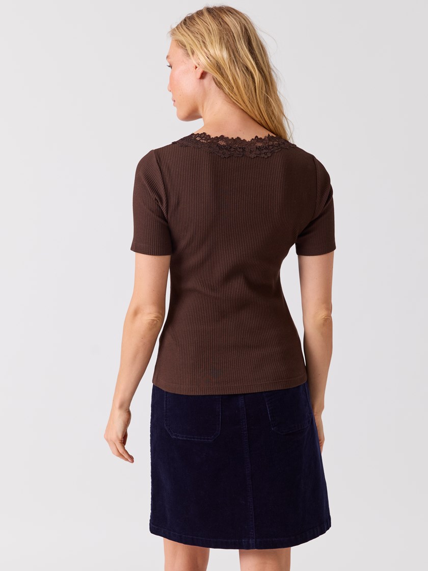 7516408 GU3 7516408_GU3-MELL-A26-Modell-Front_chn=vic_2393_Poppy t-skjorte GU3.jpg_Front||Front