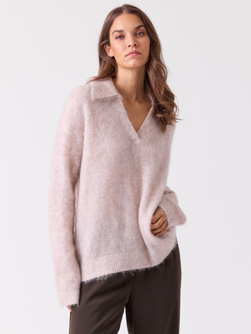 7516427 I4B 7516427_I4B-BLU-A26-Modell-Front_chn=vic_5160_Lauren genser I4B.jpg_Front||Front