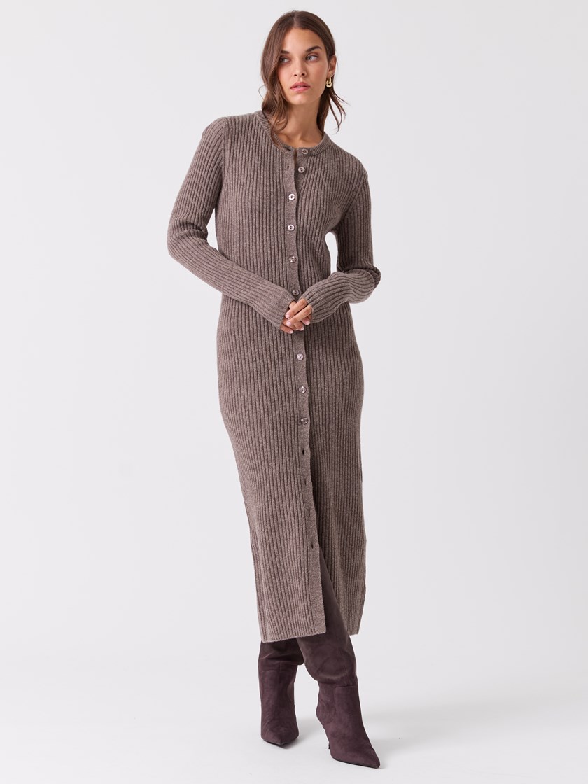 7516449 AHH 7516449_AHH-BLU-A26-Modell-Front_chn=vic_3357_Charlotte kjole AHH.jpg_Front