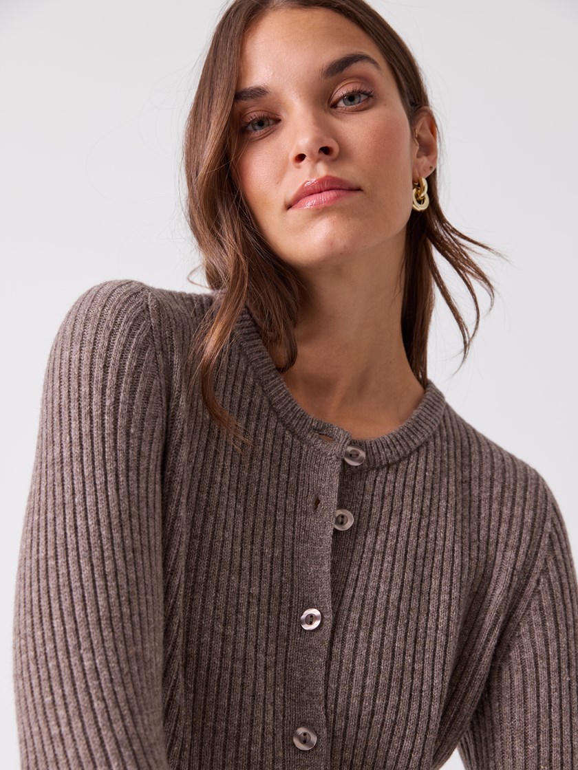 7516449 AHH 7516449_AHH-BLU-A26-Modell-Front_chn=vic_3598_Charlotte kjole AHH.jpg_Front