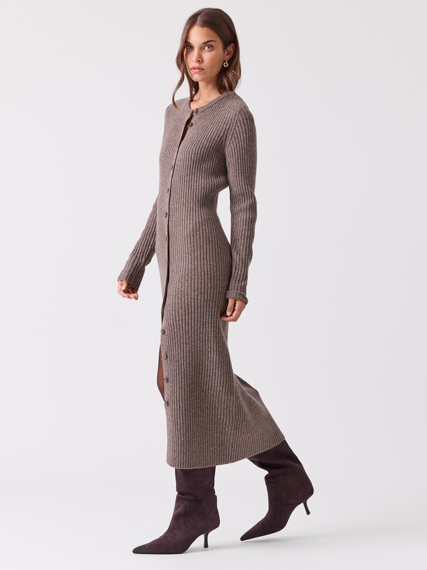 7516449 AHH 7516449_AHH-BLU-A26-Modell-Front_chn=vic_7191_Charlotte kjole AHH.jpg_Front