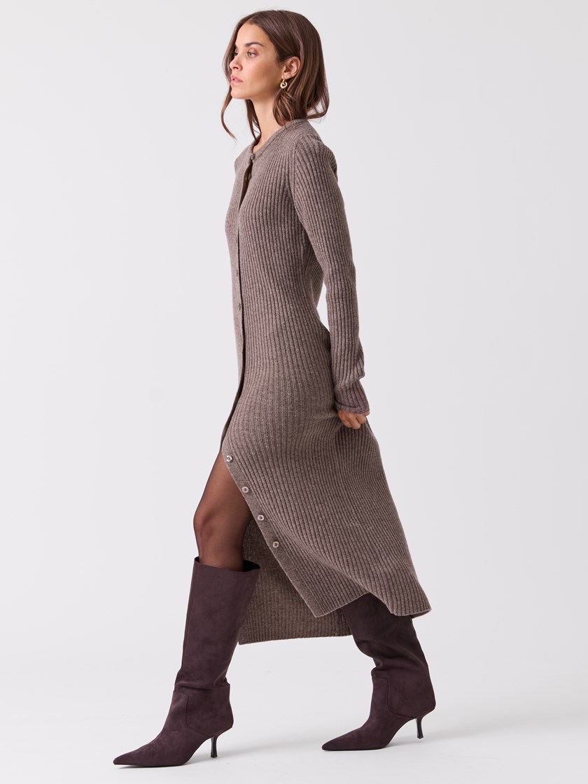 7516449 AHH 7516449_AHH-BLU-A26-Modell-Front_chn=vic_8911_Charlotte kjole AHH.jpg_Front