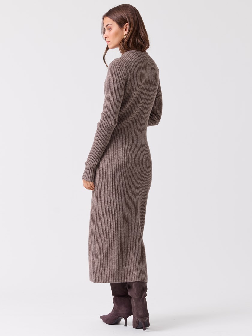 7516449 AHH 7516449_AHH-BLU-A26-Modell-Front_chn=vic_9866_Charlotte kjole AHH.jpg_Front