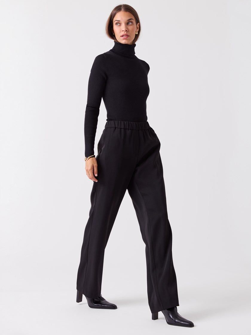 7516456 ID2 7516456_ID2-BLU-A26-Modell-Front_chn=vic_2872_Cecilie bukse ID2.jpg_Front