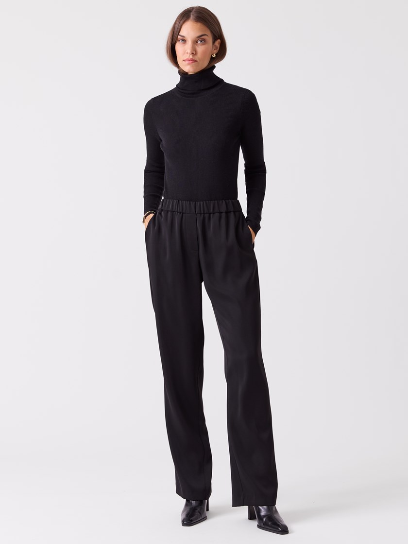 7516456 ID2 7516456_ID2-BLU-A26-Modell-Front_chn=vic_5855_Cecilie bukse ID2.jpg_Front