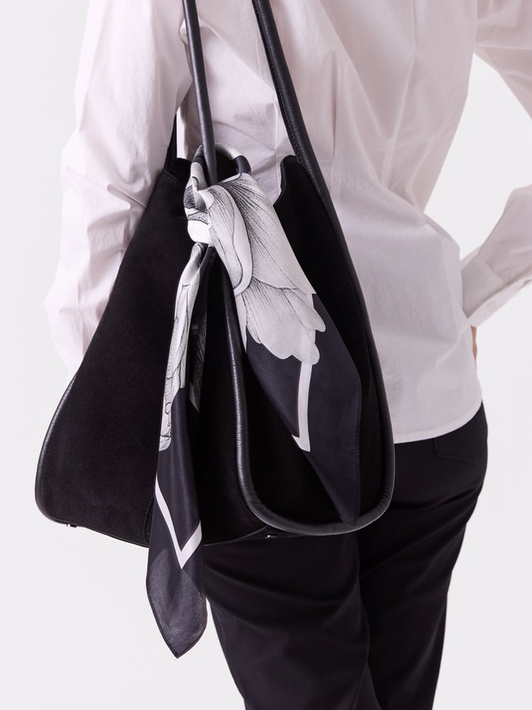 Belice silkeskjerf 7516465_ID2-BLU-A26-Modell-Front_chn=vic_8326.jpg_Front