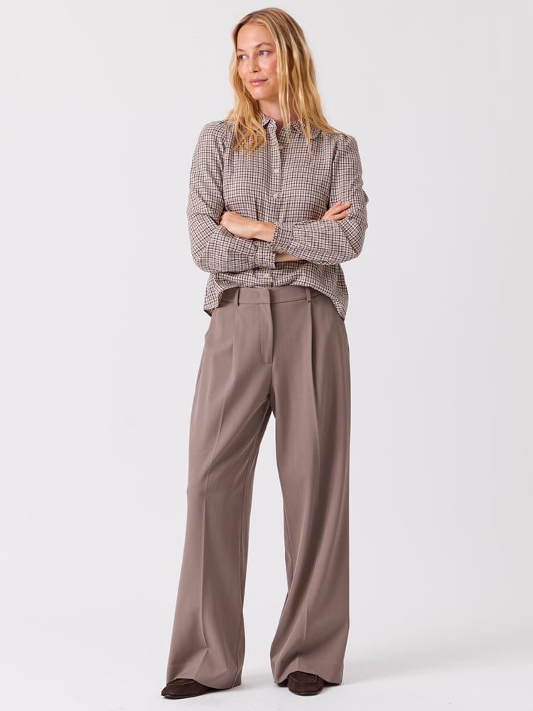 Nadja dressbukse 7516503_I4Z-MELL-A26-Modell-Front_chn=vic_2253_Nadja dressbukse I4Z.jpg_Front||Front