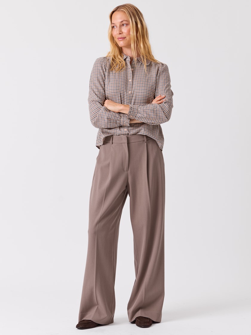 7516503 I4Z 7516503_I4Z-MELL-A26-Modell-Front_chn=vic_2253_Nadja dressbukse I4Z.jpg_Front||Front