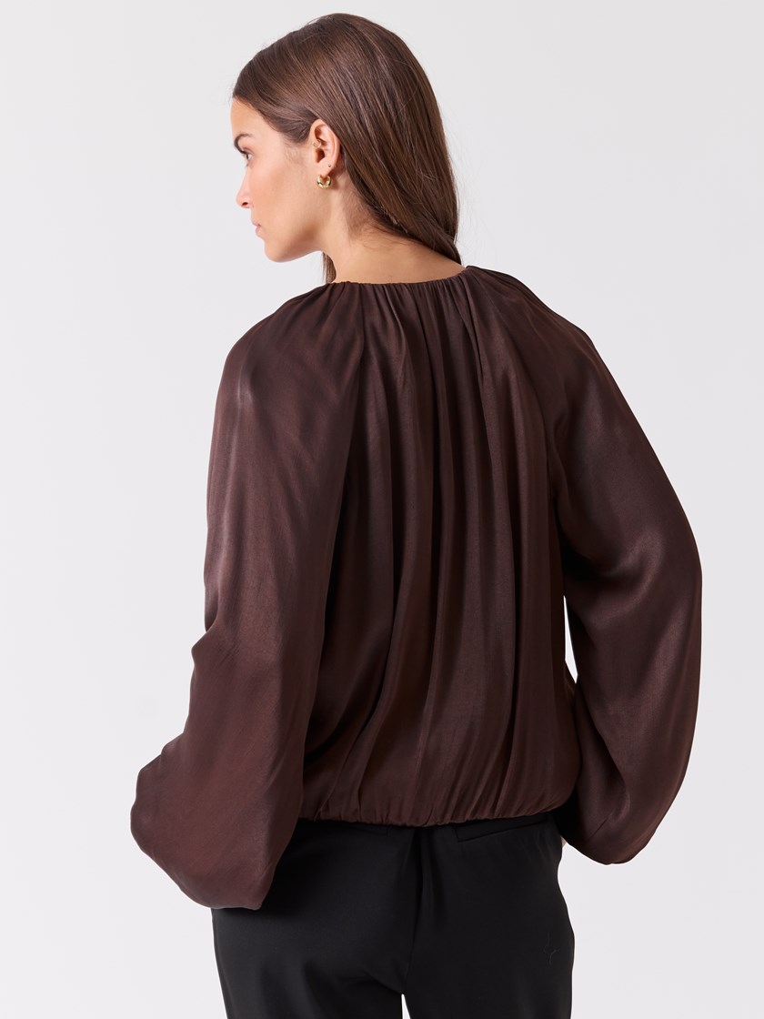 7516592 AM4 7516592_AM4-BLU-A26-Modell-Front_chn=vic_3497_Ophelia bluse AM4.jpg_Front