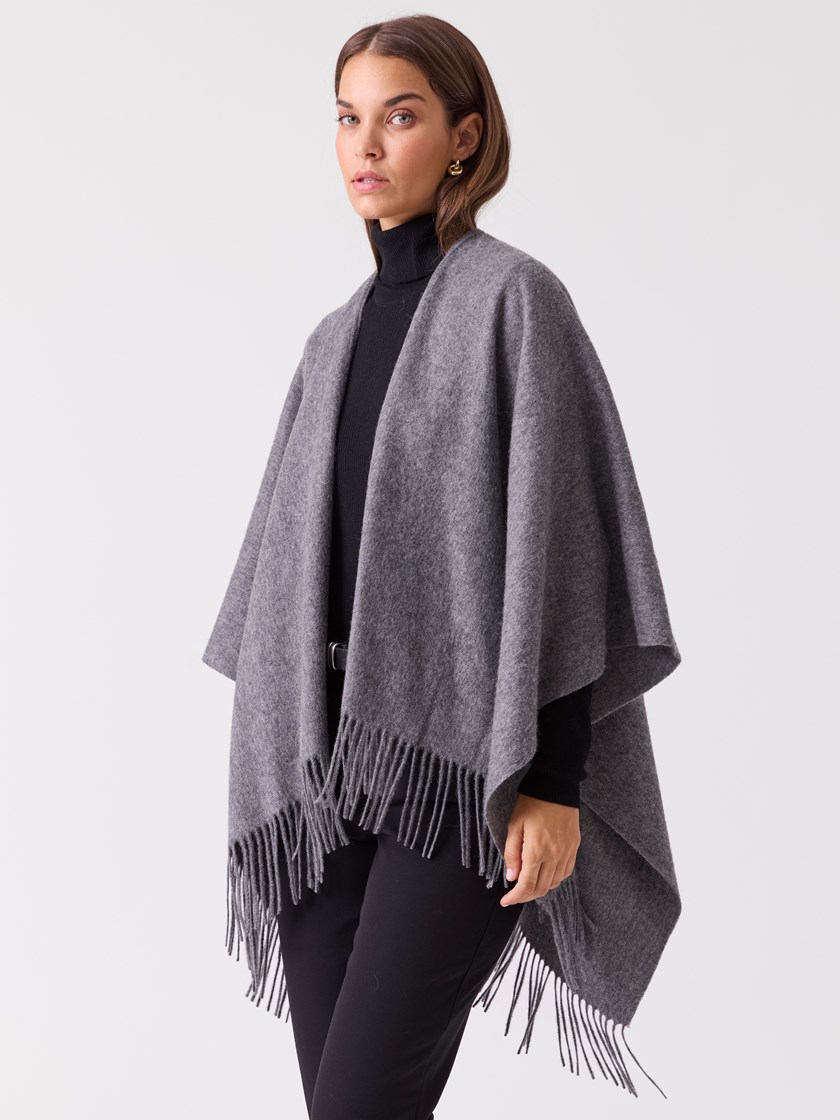 7516593 IGC 7516593_IGC-BLU-A26-Modell-Front_chn=vic_1914_Edel ullponcho IGC.jpg_Front||Front