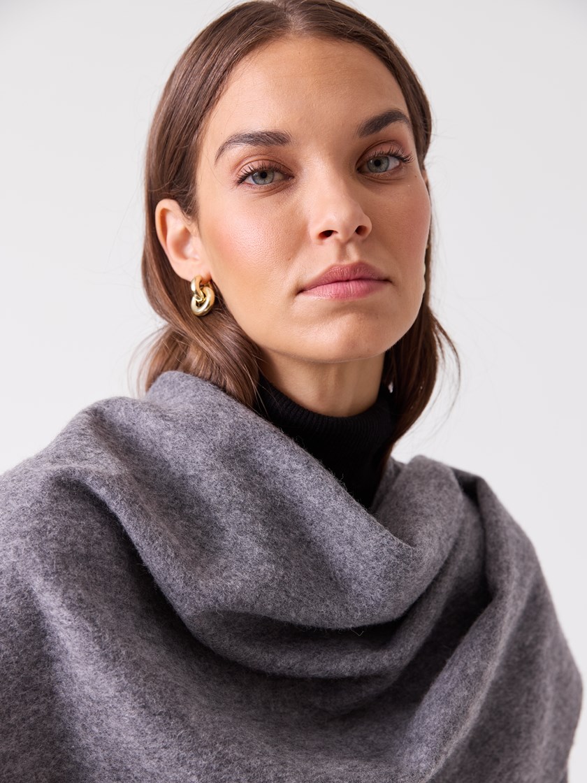 7516593 IGC 7516593_IGC-BLU-A26-Modell-Front_chn=vic_4303_Edel ullponcho IGC.jpg_Front||Front