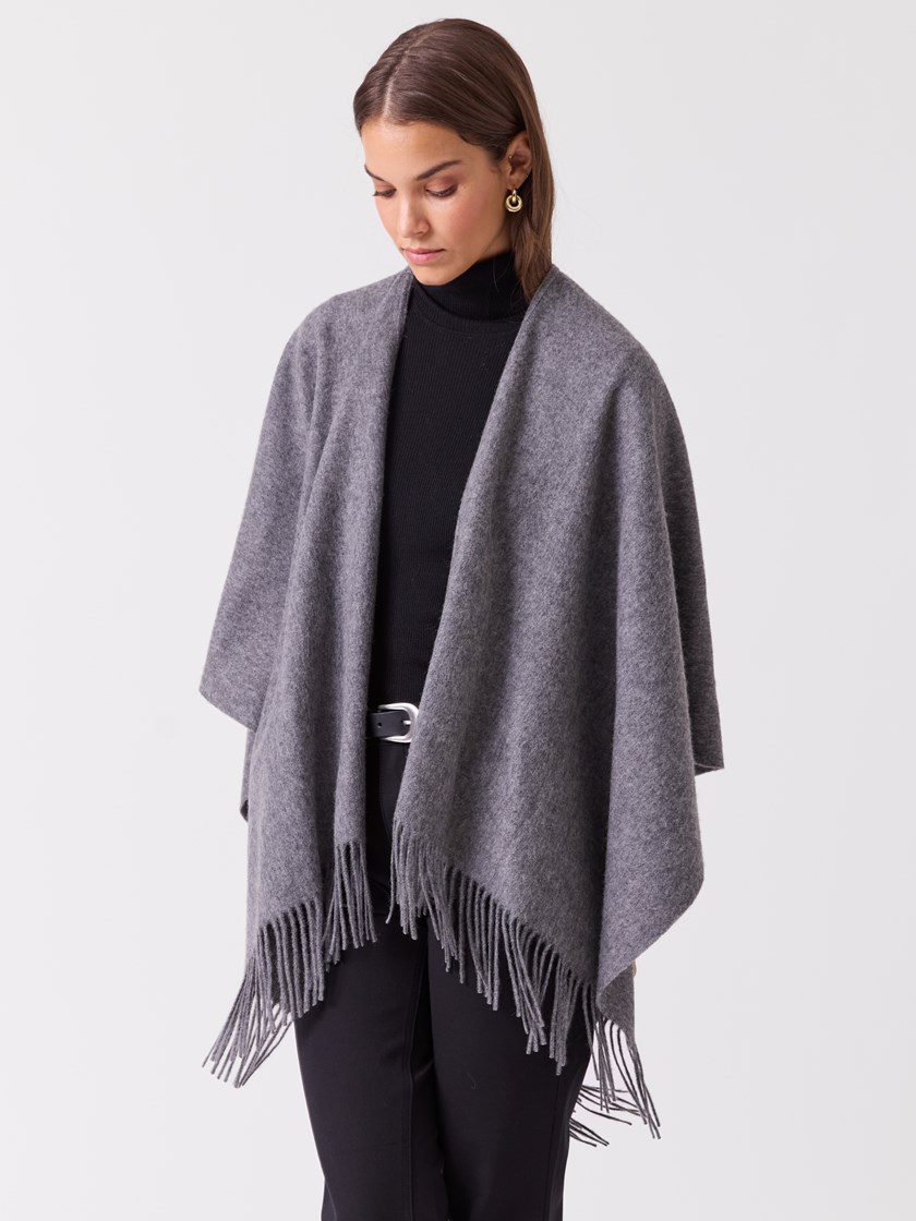 7516593 IGC 7516593_IGC-BLU-A26-Modell-Front_chn=vic_7622_Edel ullponcho IGC.jpg_Front||Front