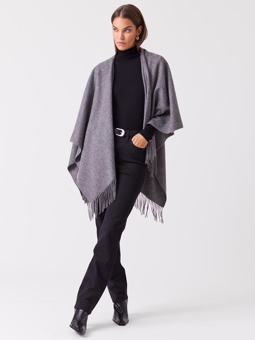 7516593 IGC 7516593_IGC-BLU-A26-Modell-Front_chn=vic_8324_Edel ullponcho IGC.jpg_Front||Front
