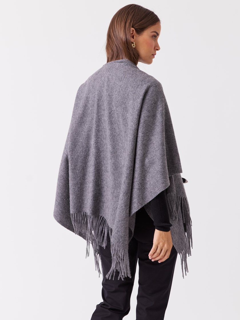 7516593 IGC 7516593_IGC-BLU-A26-Modell-Front_chn=vic_8441_Edel ullponcho IGC.jpg_Front||Front