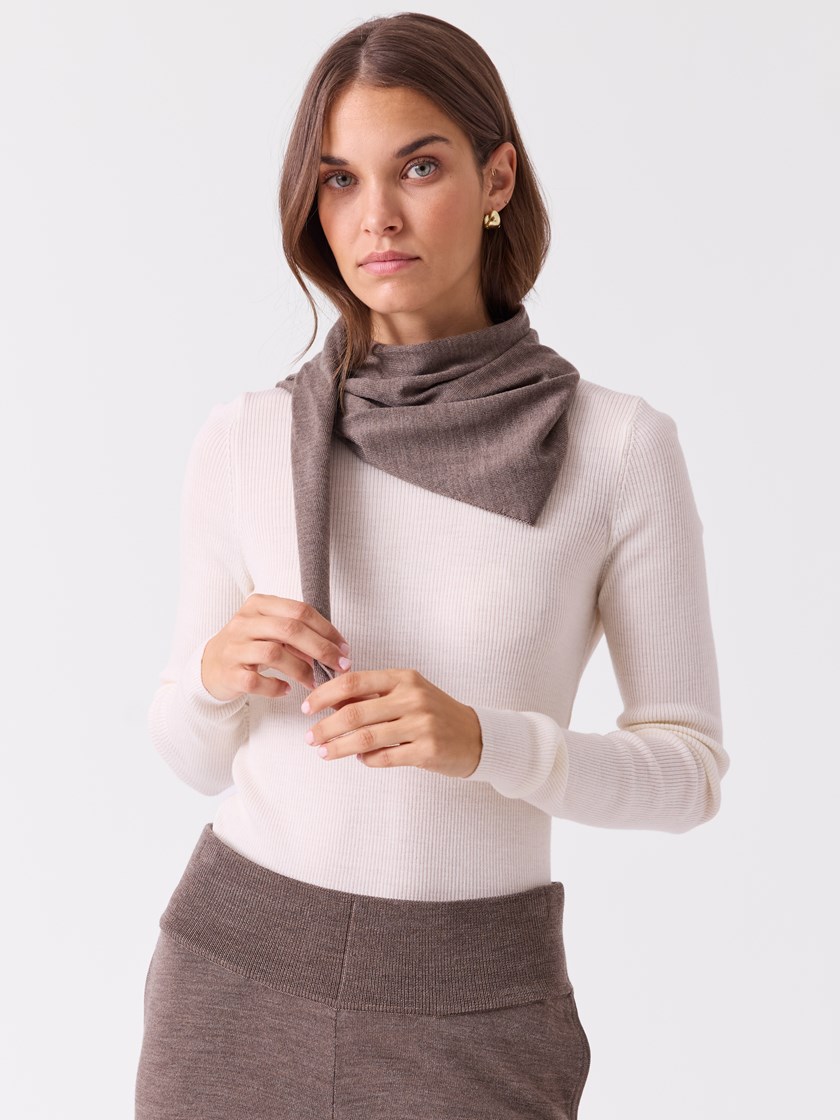 7516704 AHH 7516704_AHH-BLU-A26-Modell-Front_chn=vic_7063_Sofie merinoskjerf AHH.jpg_Front||Front