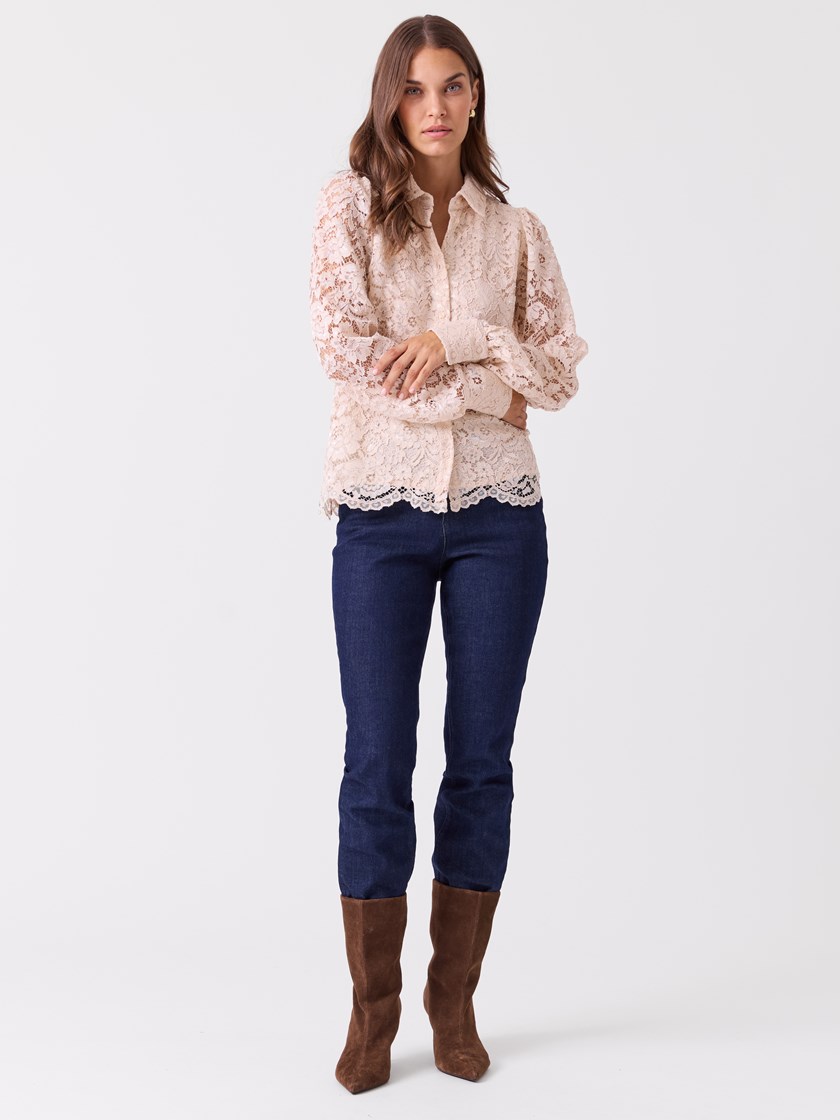 7516711 O79 7516711_O79-BLU-A26-Modell-Front_chn=vic_9021_Lacey bluse O79.jpg_Front||Front