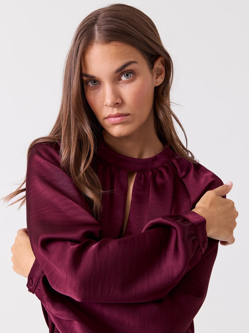 7516715 I7V 7516715_I7V-BLU-A26-Modell-Front_chn=vic_3763_Miranda bluse I7V.jpg_Front
