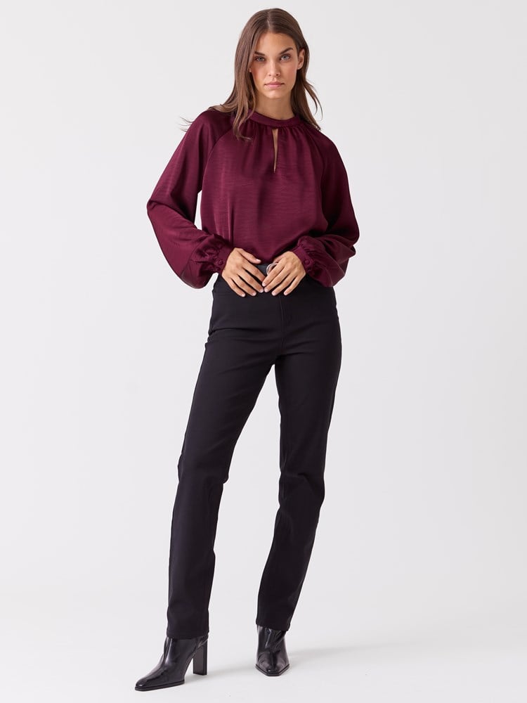 Miranda bluse 7516715_I7V-BLU-A26-Modell-Front_chn=vic_402.jpg_Front