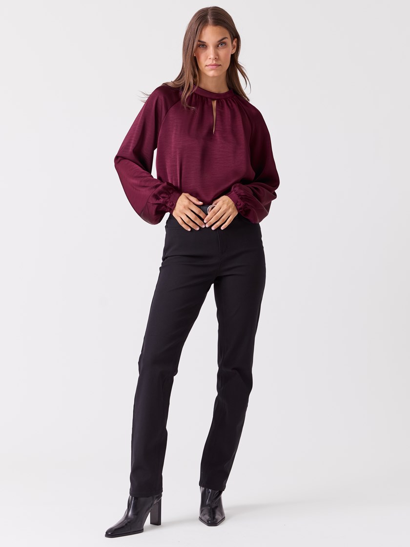 7516715 I7V 7516715_I7V-BLU-A26-Modell-Front_chn=vic_402_Miranda bluse I7V.jpg_Front