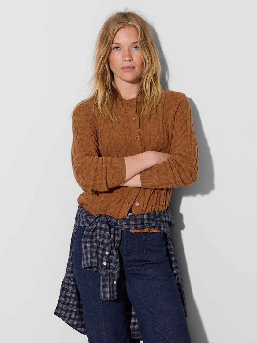 7516759 AED 7516759_AED-JEANPAUL-W26-Modell-Front_2745_Abby cardigan AED.jpg_Front