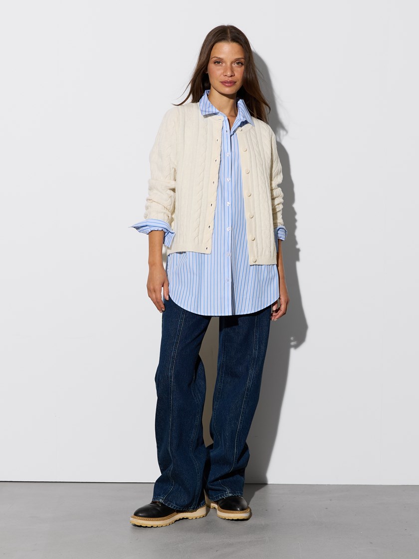 7516759 O79 7516759_O79-JEANPAUL-W26-Modell-Front_2096_Abby cardigan O79.jpg_Front