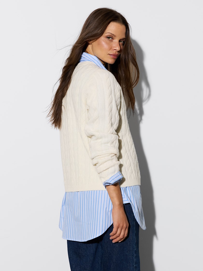 7516759 O79 7516759_O79-JEANPAUL-W26-Modell-Front_4968_Abby cardigan O79.jpg_Front