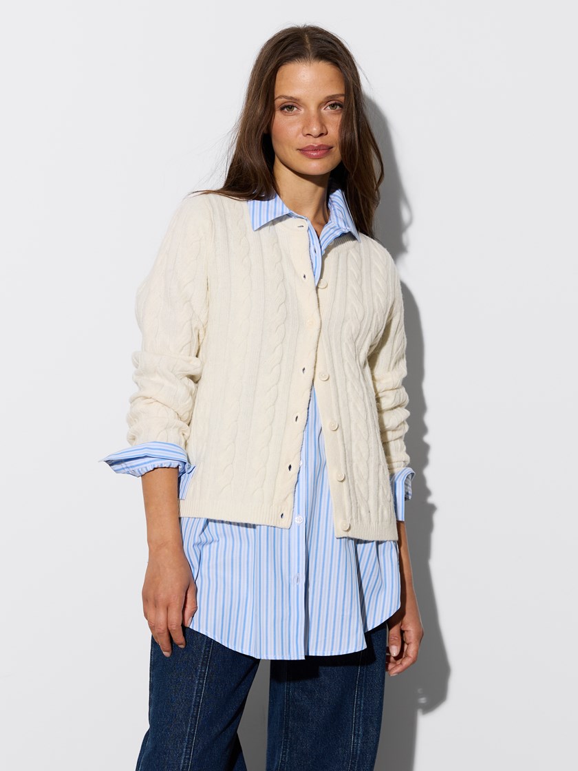 7516759 O79 7516759_O79-JEANPAUL-W26-Modell-Front_613_Abby cardigan O79.jpg_Front